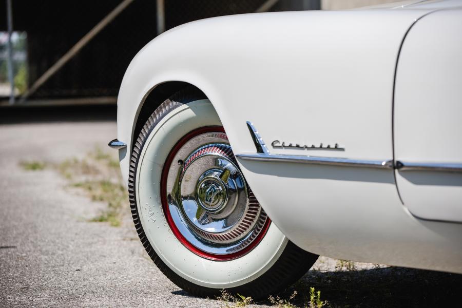 Детали экстерьера Chevrolet Corvette Polo White 1954 года  (фото 38 из 40)